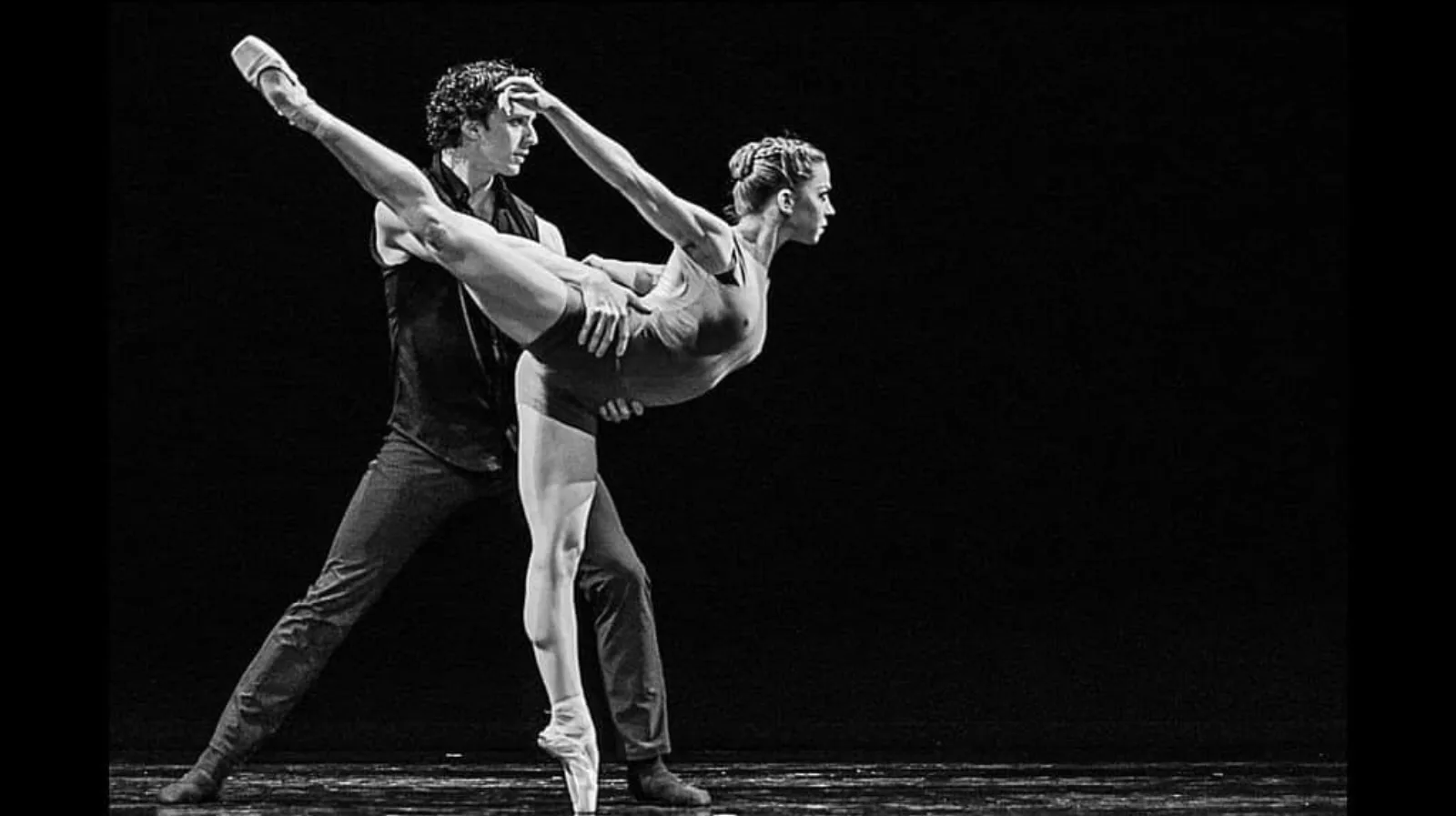 Kealan McLaughlin performing a contemporary pas de deux